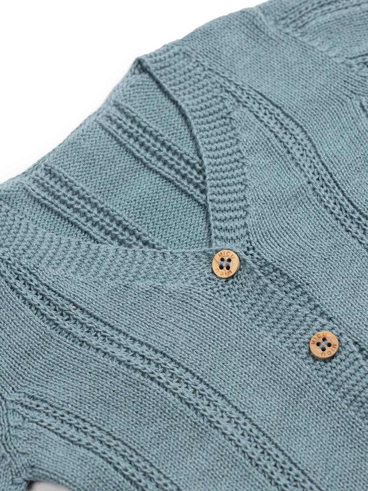 Conjunto de chaqueta y pantalón verdoso