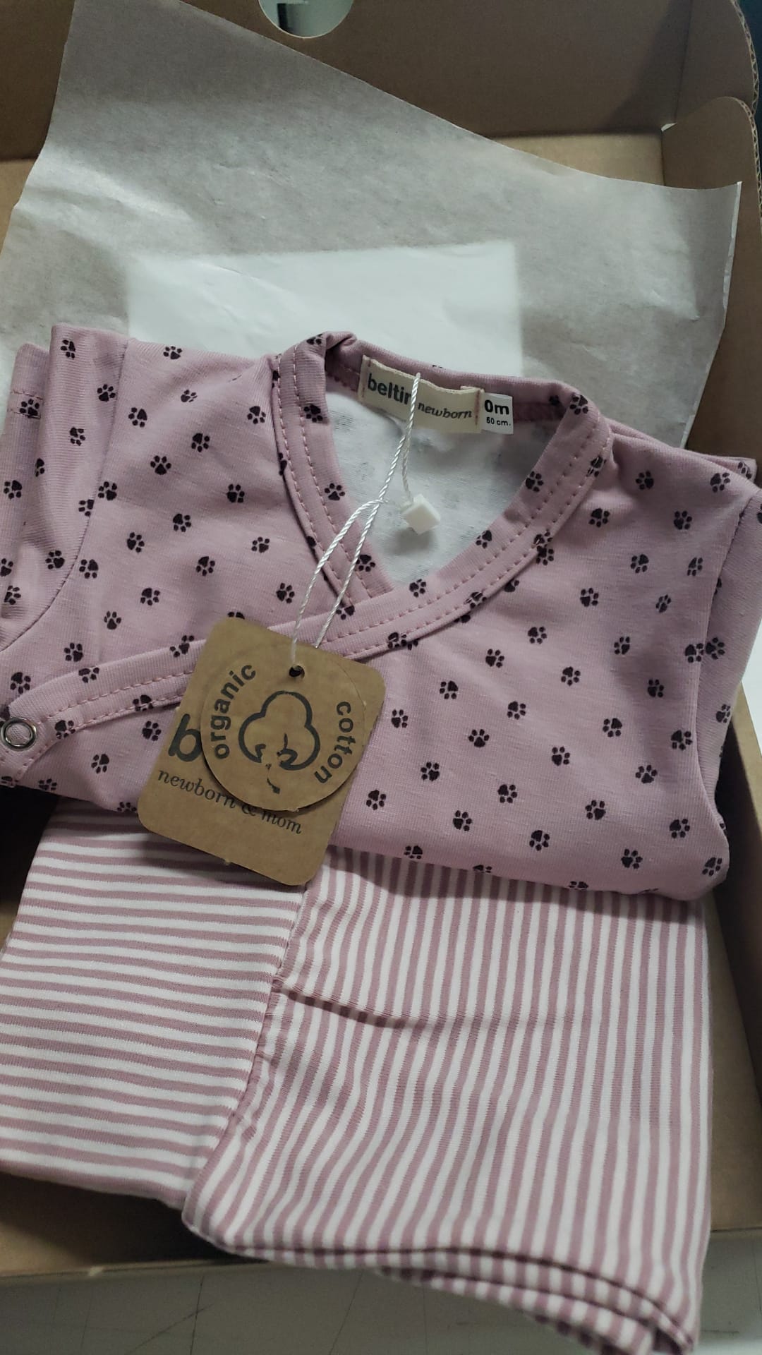 Conjunto Jubón y Polaina Huellas Rosa Primera Puesta
