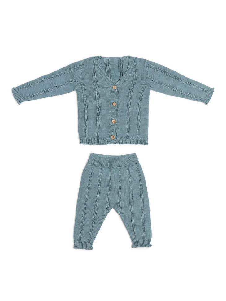 Conjunto de chaqueta y pantalón verdoso