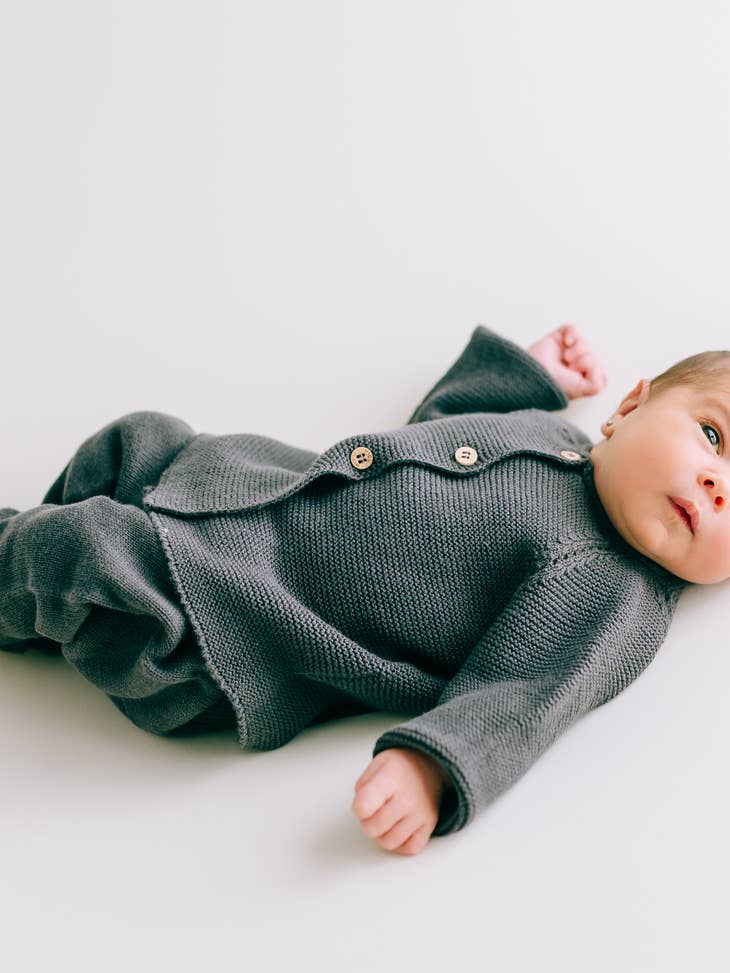 Conjunto de chaqueta y pantalón gris oscuro